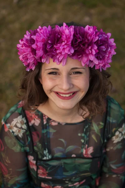 Hermosa chica con curvas con corona floral — Foto de Stock