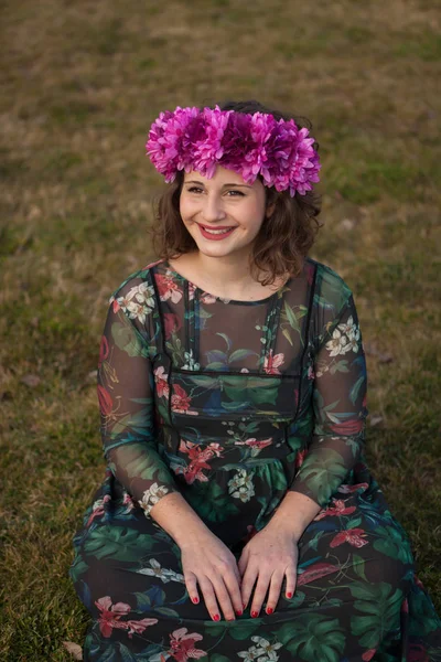 Menina bonita curvilínea com coroa floral — Fotografia de Stock