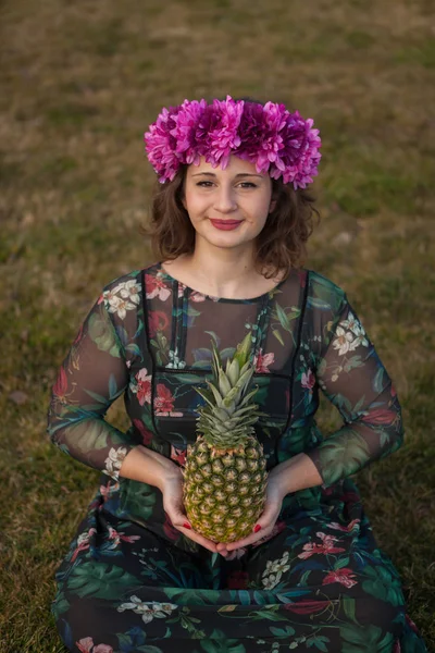 Menina bonita curvilínea com coroa floral — Fotografia de Stock