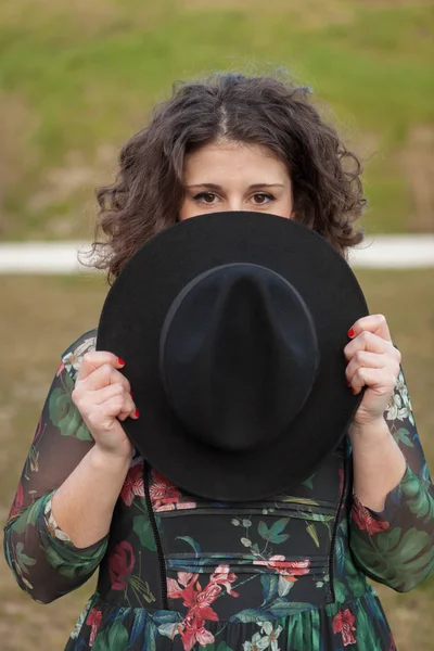 Красивая девушка в черной шляпе — стоковое фото