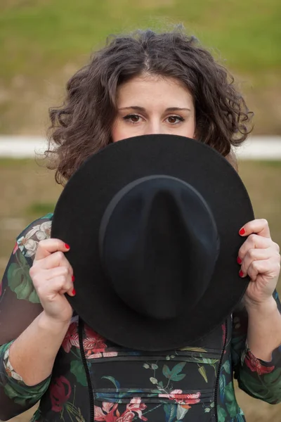 Schönes Mädchen mit schwarzem Hut — Stockfoto