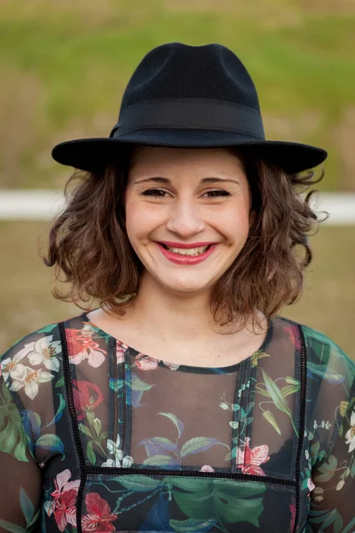 Menina bonita com chapéu preto — Fotografia de Stock