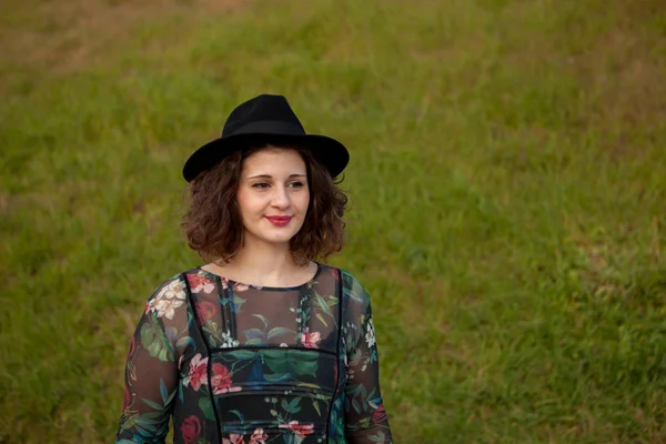 Menina bonita com chapéu preto — Fotografia de Stock