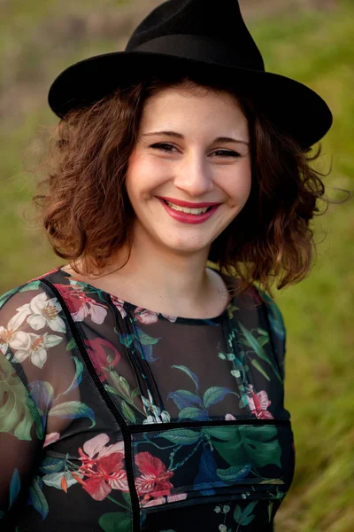 Menina bonita com chapéu preto — Fotografia de Stock