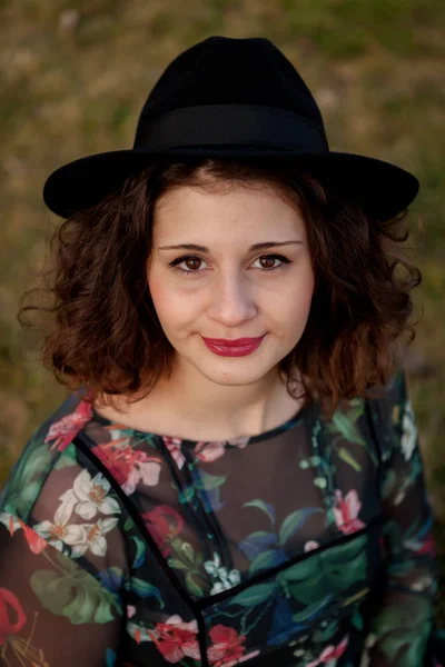 Menina bonita com chapéu preto — Fotografia de Stock