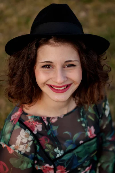 Menina bonita com chapéu preto — Fotografia de Stock