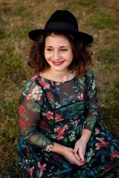 Menina bonita com chapéu preto — Fotografia de Stock