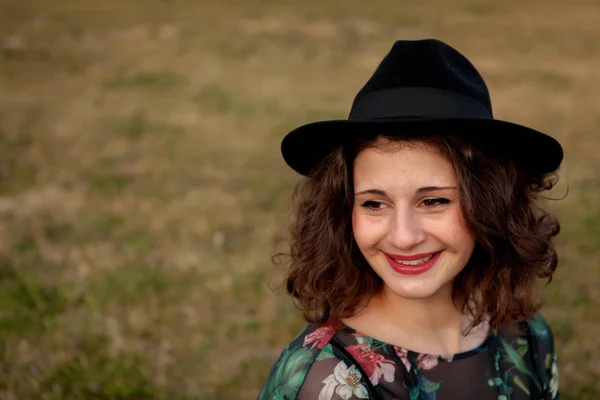 Menina bonita com chapéu preto — Fotografia de Stock