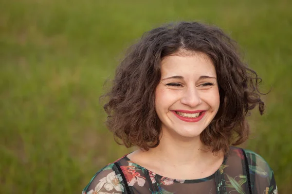 Menina jovem com cabelo encaracolado — Fotografia de Stock