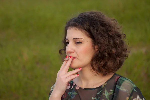 Casual young woman smoking — Stock Photo, Image