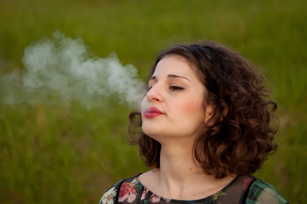 Випадкова молода жінка палить — стокове фото