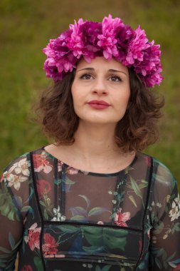 Çiçek çelenk ile güzel curvy kız