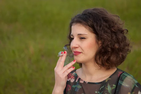Casual young woman smoking — Stock Photo, Image
