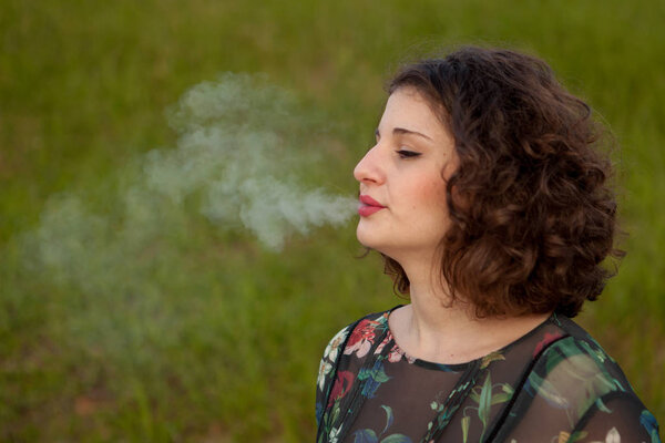 Случайная молодая женщина курит
