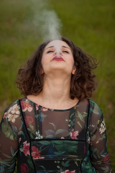 Mujer joven ocasional fumando —  Fotos de Stock