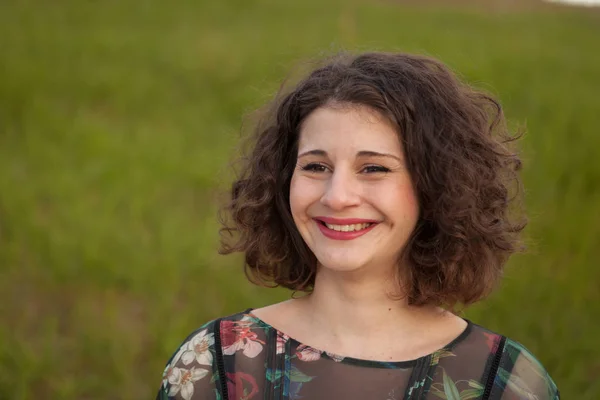 Menina jovem com cabelo encaracolado — Fotografia de Stock