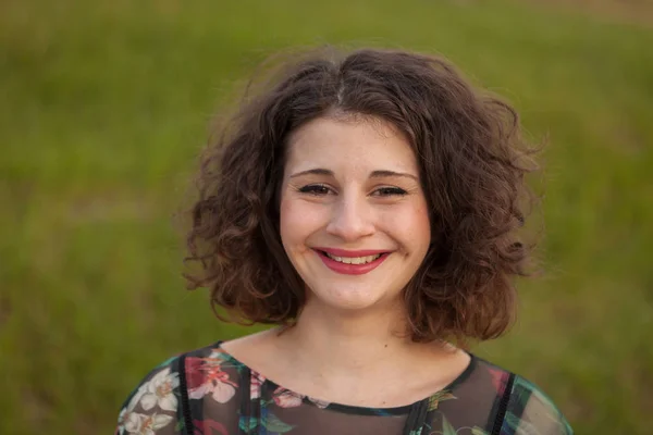 Jeune fille aux cheveux bouclés — Photo