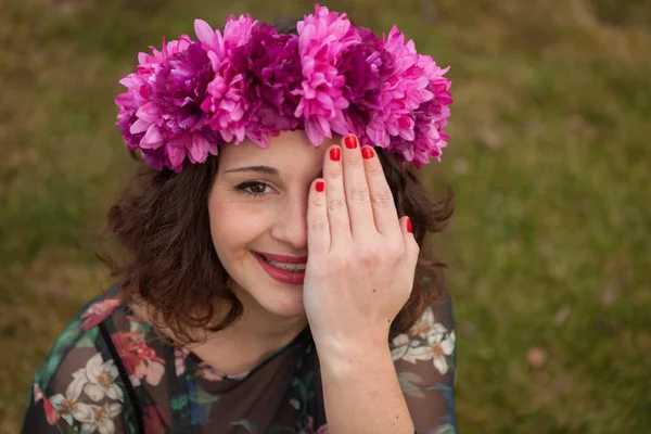 Красивая пышная девушка с цветочным венком — стоковое фото