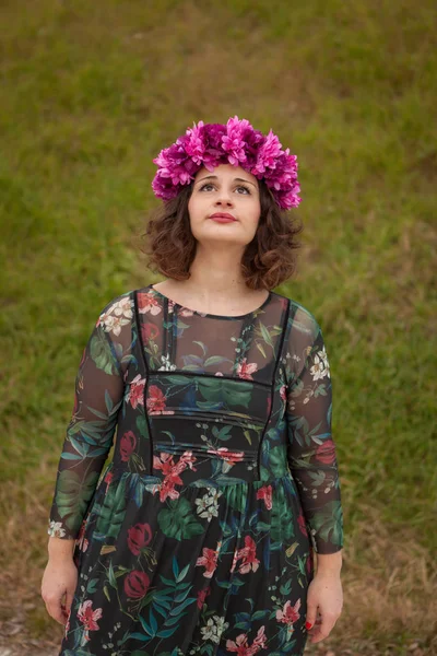 Menina bonita curvilínea com coroa floral — Fotografia de Stock