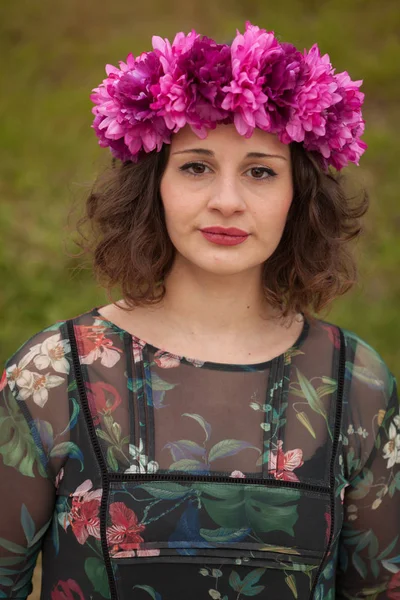 Красива пишна дівчина з квітковим вінком — стокове фото