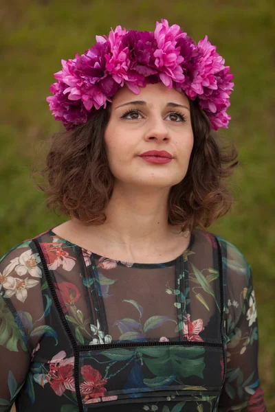 Menina bonita curvilínea com coroa floral — Fotografia de Stock