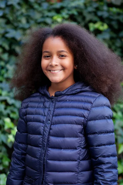 Chica bonita con el pelo largo afro —  Fotos de Stock