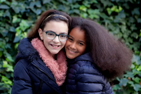 Duas meninas felizes no parque — Fotografia de Stock