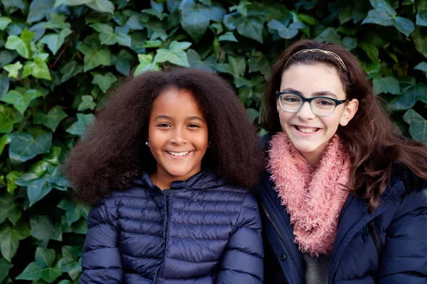 Duas meninas felizes no parque — Fotografia de Stock