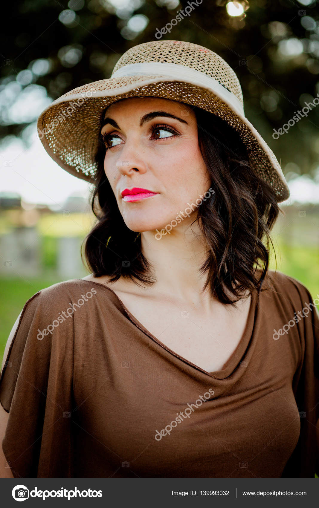 femme avec chapeau femme avec chapeau