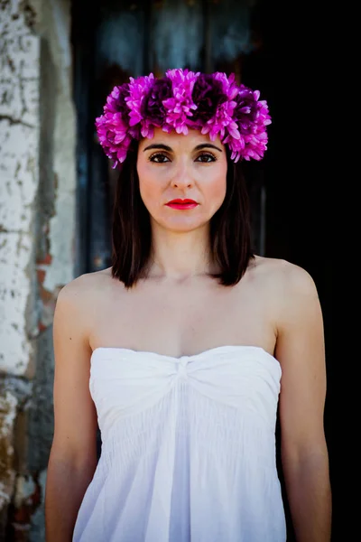 Mulher bonita com coroa floral — Fotografia de Stock