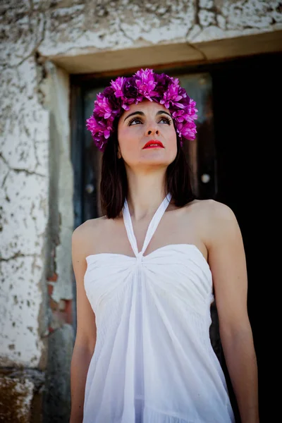 Mulher bonita com coroa floral — Fotografia de Stock