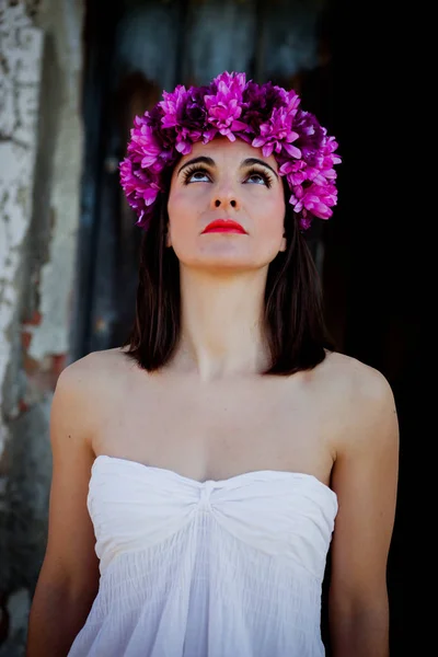 Mulher bonita com coroa floral — Fotografia de Stock