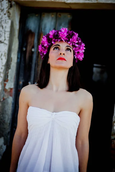 Красива жінка з квітковим вінком — стокове фото
