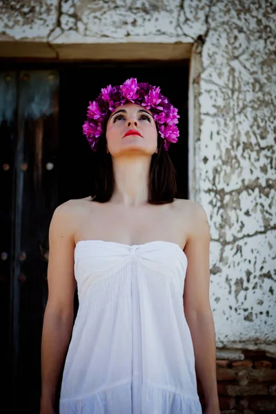 Mulher bonita com coroa floral — Fotografia de Stock