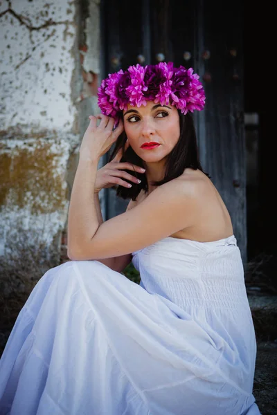 Çiçek çelenk ile güzel bir kadın — Stok fotoğraf