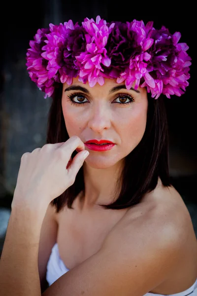 Hermosa mujer con corona floral —  Fotos de Stock