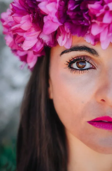 Красивая женщина с цветочным венком — стоковое фото