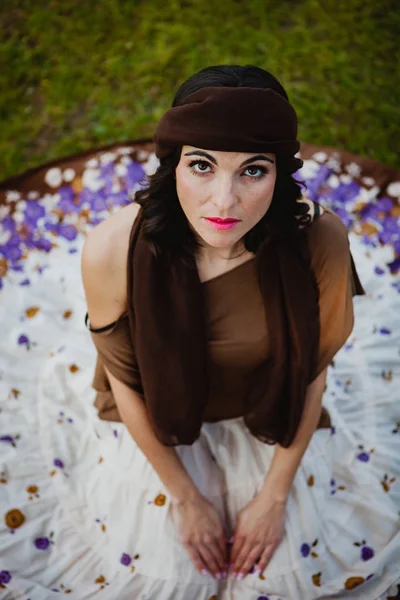 Mujer con falda floreada y bandana marrón — Foto de Stock