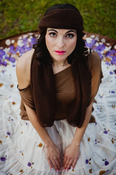 Žena s květované sukně a hnědé bandana — Stock fotografie