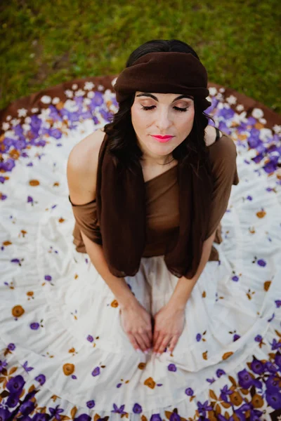 Mulher com saia florida e bandana marrom — Fotografia de Stock