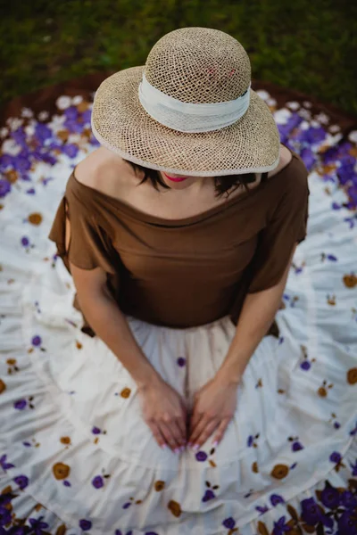 Kvinna med blommiga kjol och hatt — Stockfoto