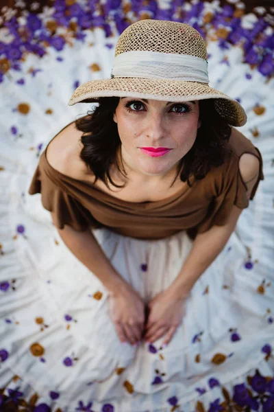 Mulher com saia florida e chapéu — Fotografia de Stock