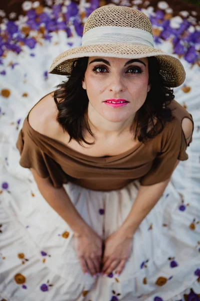 Žena s květované sukně a čepice — Stock fotografie