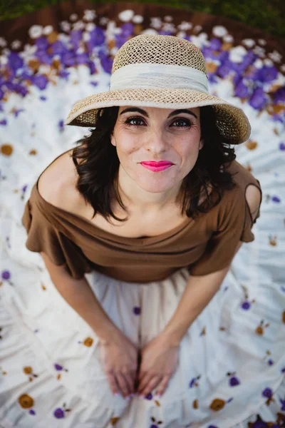 Mujer con falda floreada y sombrero —  Fotos de Stock