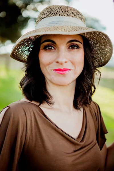 Hermosa mujer con sombrero de paja —  Fotos de Stock