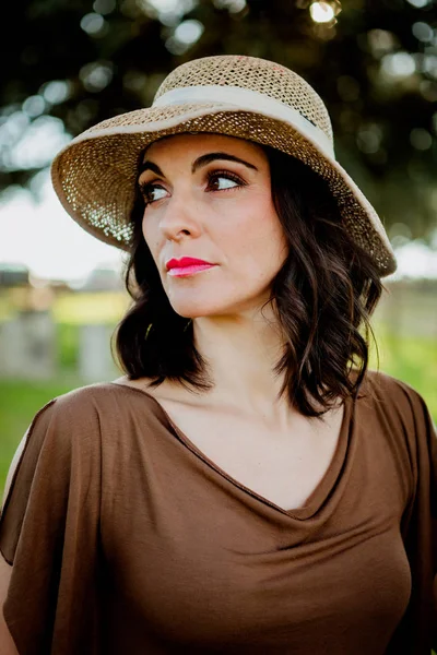 Hermosa mujer con sombrero de paja — Foto de Stock