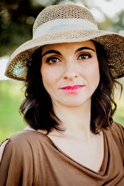 Beautiful woman with straw hat — Stock Photo, Image