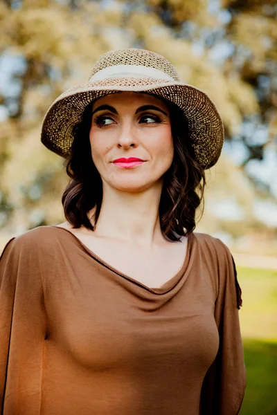 麦わら帽子と美しい女性 — ストック写真