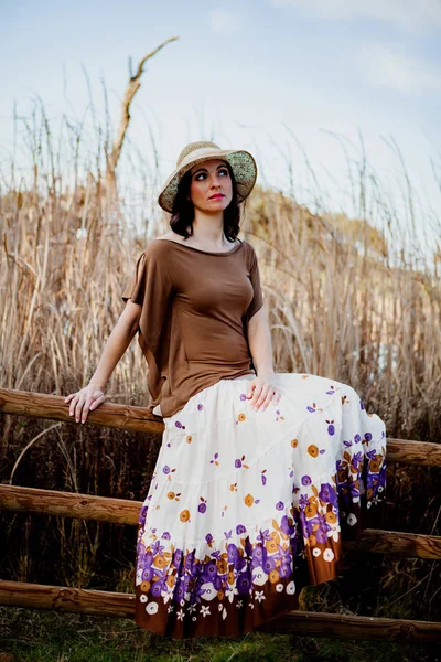 Mujer con falda floreada y sombrero —  Fotos de Stock