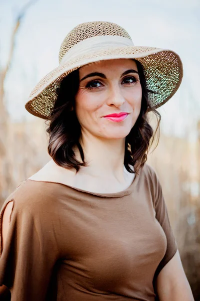 Bella donna con cappello di paglia — Foto Stock